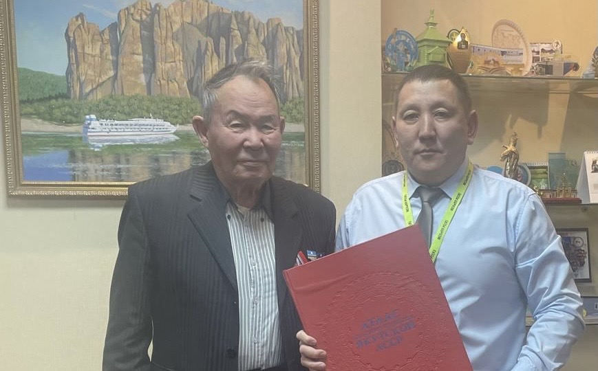 Аксакал показал министру картографическое издание