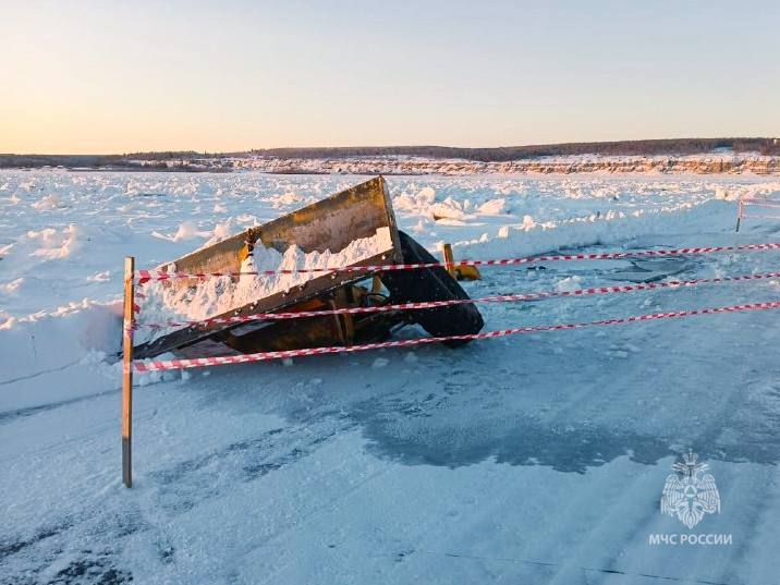 Провал грейдера под лед: ЧП на переправе