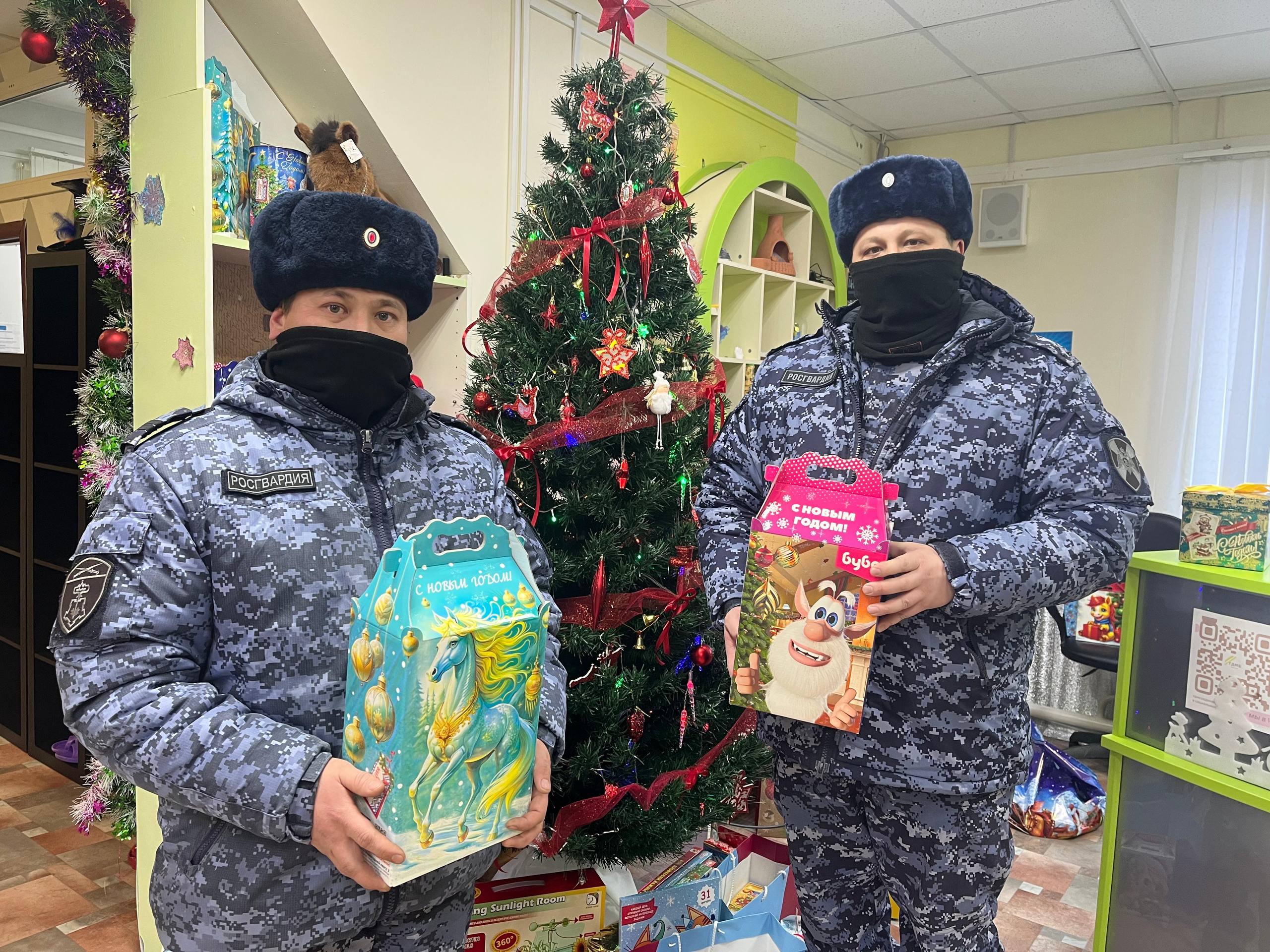 Росгвардейцы Якутии участвуют в благотворительных акциях «Елка добра»
