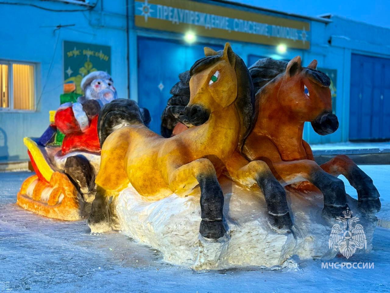 Снежные фигуры лепили МЧС-ники Якутии между операциями спасения
