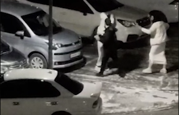 Мужчина избил и запинал двух девушек на парковке в Приморье