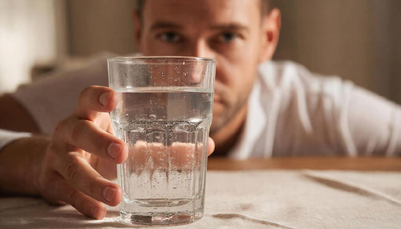 Пить или не пить через силу? Эксперт о популярных формулах питьевого режима