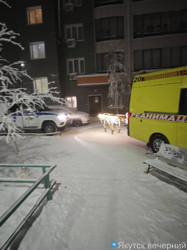 В Якутске мужчина выпал с балкона