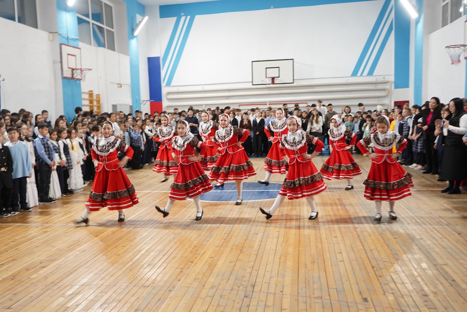 В СОШ-30 Год единства открылся многонациональным парадом