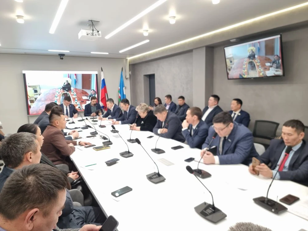 Сунтаар улууһун баһылыктарын делегацията сыананы быһар кэмитиэт салайааччыларын кытта көрүстэ