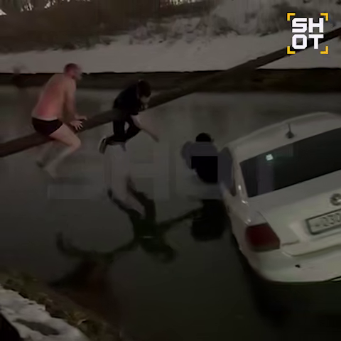 Герои среди нас: мужчины вытащили семью из тонущего авто