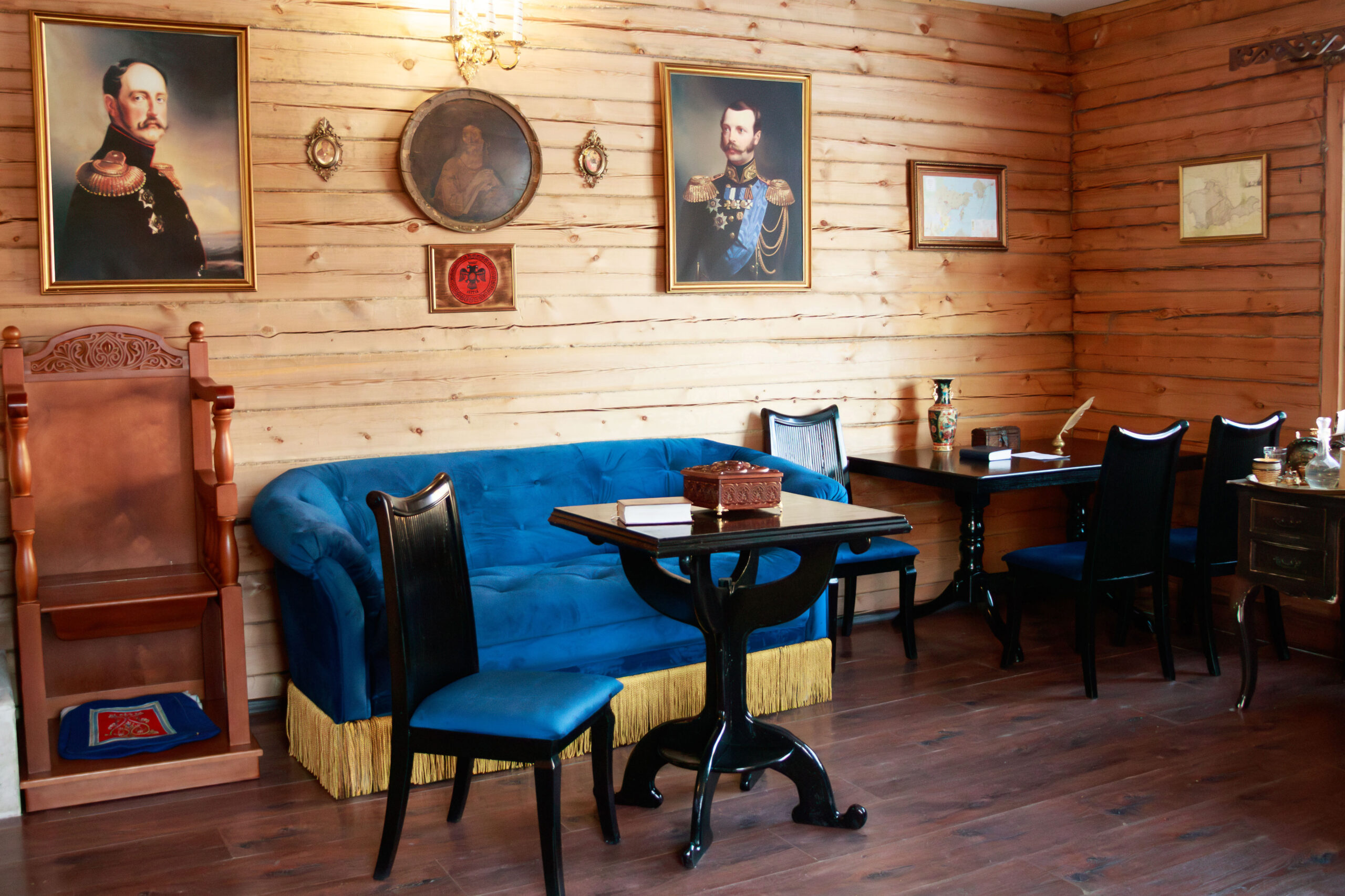 По заказу Якутской Епархии осужденные отреставрировали мебель из кельи святителя Иннокентия