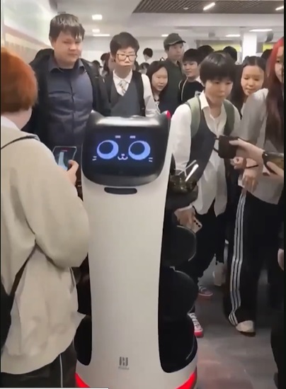 Робот поразил школьников — они отправили видео Ил Дархану