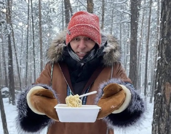 Павел Воля и доширак крепко замерзли в Якутске