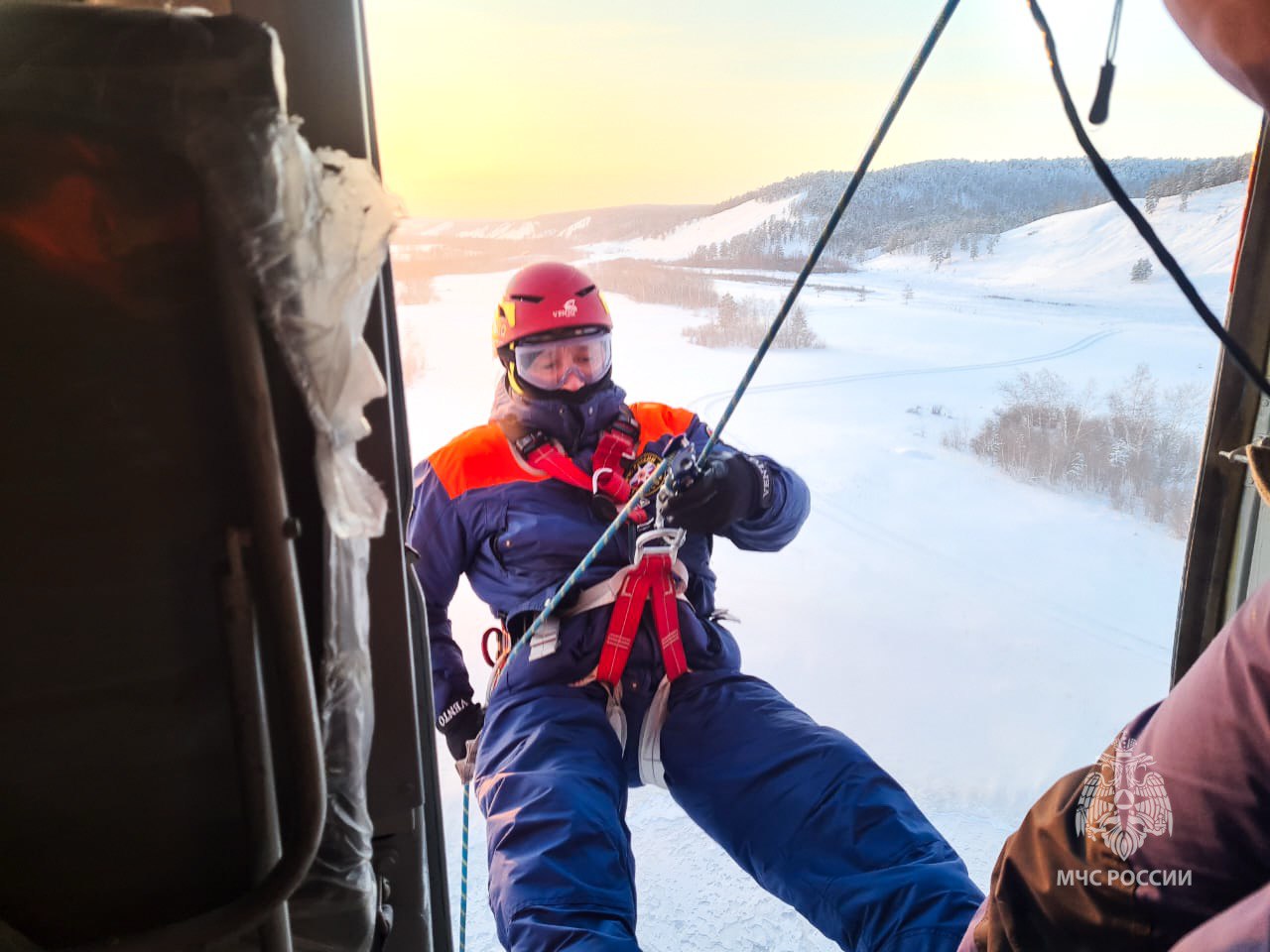 Люди труда — спасатели МЧС тренируются на высоте