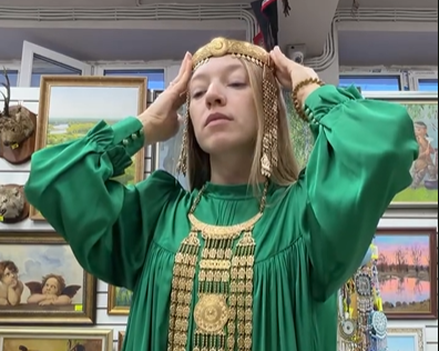 Блогер Anastasiagav прошлась по родному городу в якутском костюме