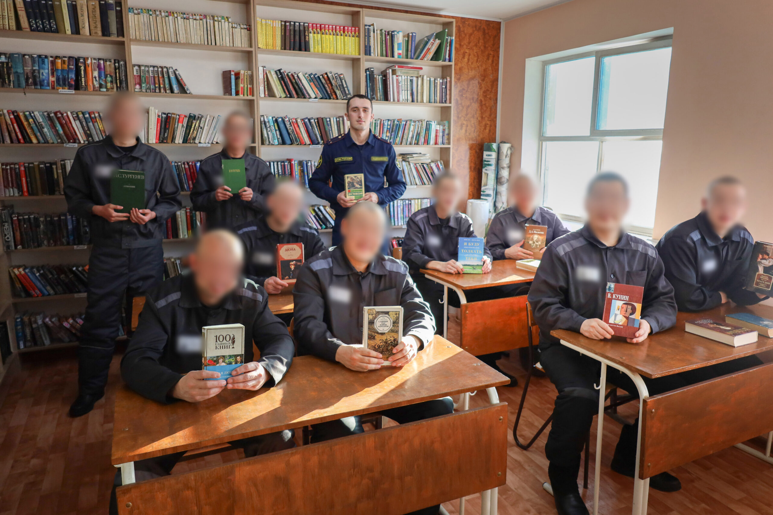 Осужденным передали книги